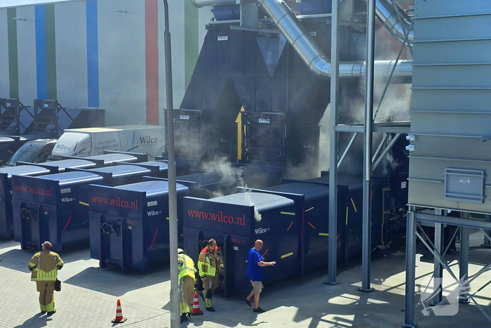 Containerbrand leidt tot grote brandweer inzet