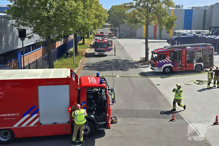 Containerbrand leidt tot grote brandweer inzet