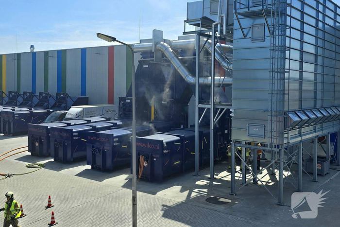 Containerbrand leidt tot grote brandweer inzet
