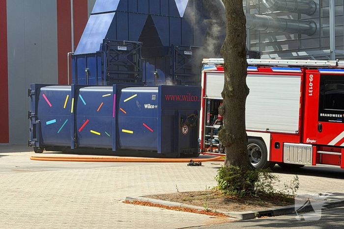 Containerbrand leidt tot grote brandweer inzet