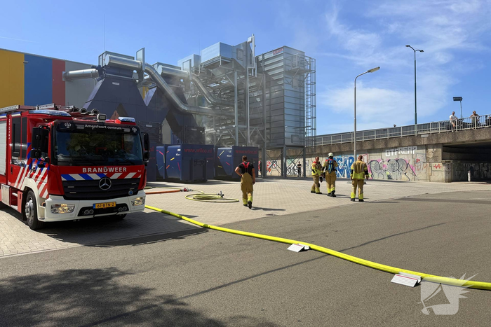 Containerbrand leidt tot grote brandweer inzet