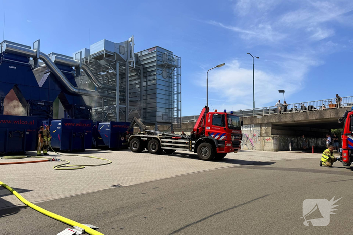 Containerbrand leidt tot grote brandweer inzet