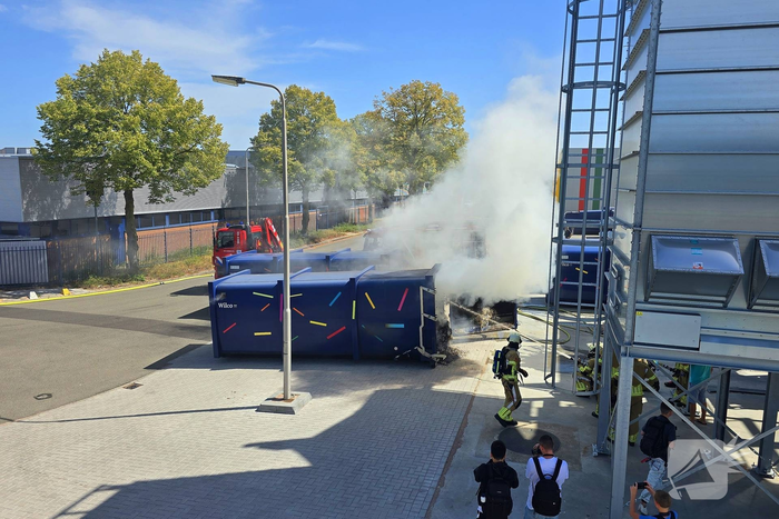 Containerbrand leidt tot grote brandweer inzet
