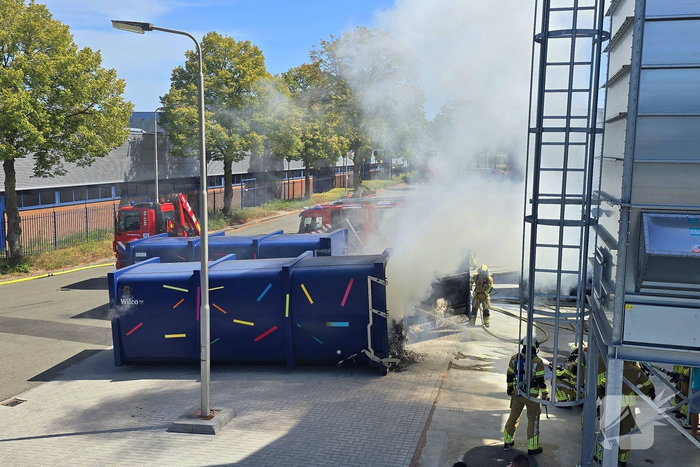Containerbrand leidt tot grote brandweer inzet