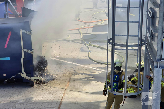 Containerbrand leidt tot grote brandweer inzet
