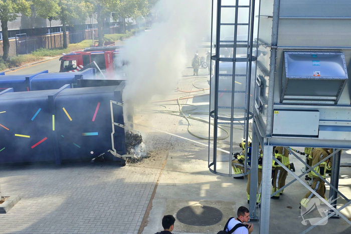 Containerbrand leidt tot grote brandweer inzet