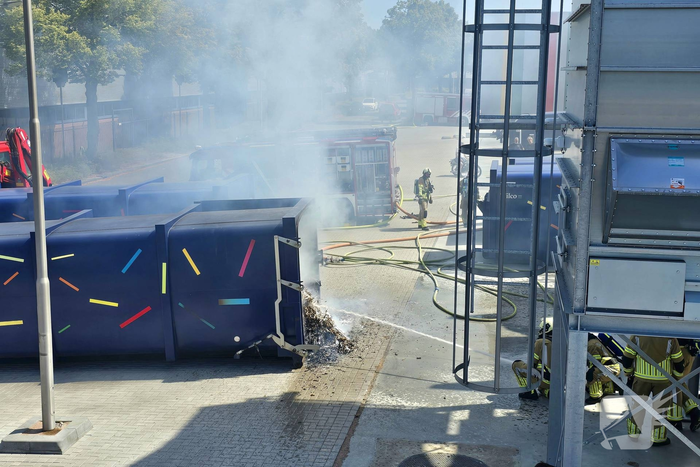Containerbrand leidt tot grote brandweer inzet