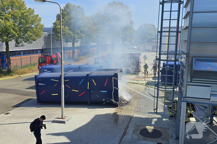 Containerbrand leidt tot grote brandweer inzet
