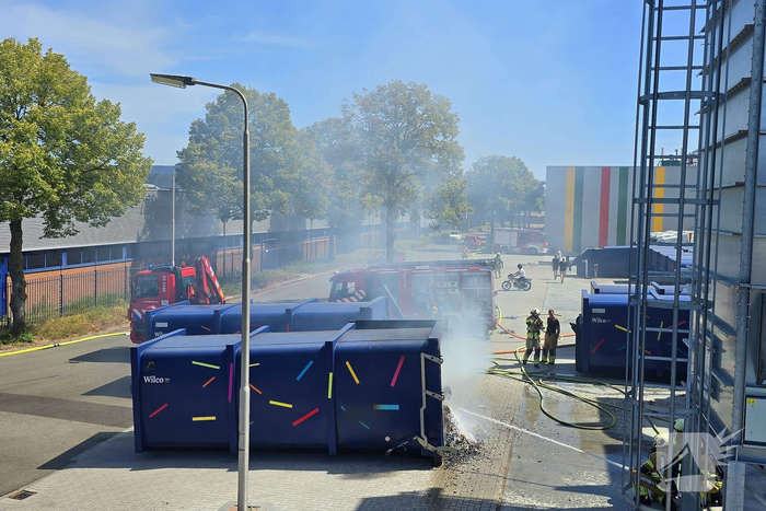 Containerbrand leidt tot grote brandweer inzet