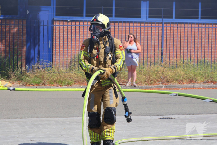 Containerbrand leidt tot grote brandweer inzet
