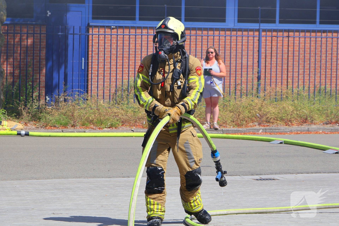Containerbrand leidt tot grote brandweer inzet