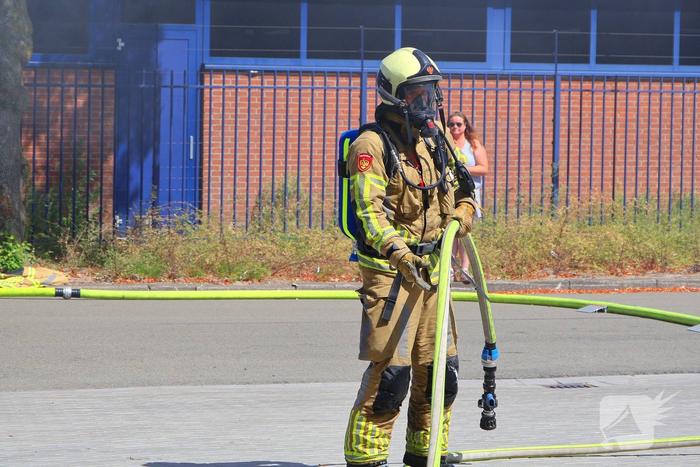 Containerbrand leidt tot grote brandweer inzet