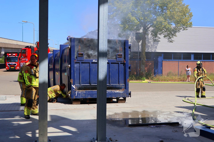 Containerbrand leidt tot grote brandweer inzet