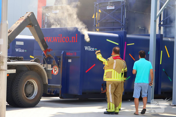 Containerbrand leidt tot grote brandweer inzet