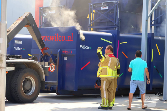 Containerbrand leidt tot grote brandweer inzet