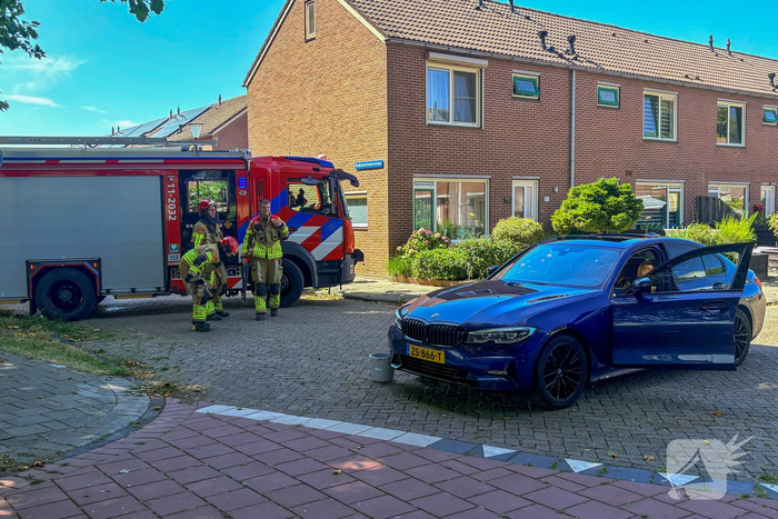 Auto wordt te warm, brandweer ter plaatse
