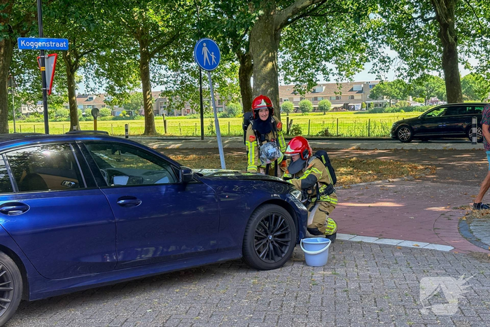 Auto wordt te warm, brandweer ter plaatse