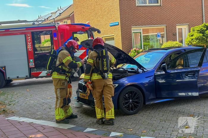 Auto wordt te warm, brandweer ter plaatse