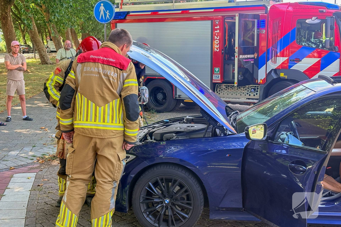 Auto wordt te warm, brandweer ter plaatse