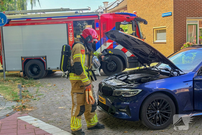 Auto wordt te warm, brandweer ter plaatse