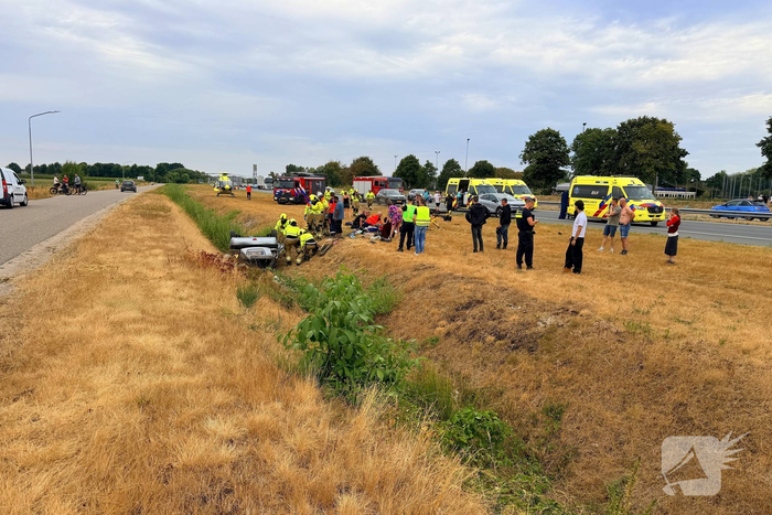 Auto eindigt in sloot na ongeval, twee traumateams ingezet