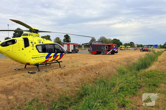 Auto eindigt in sloot na ongeval, twee traumateams ingezet