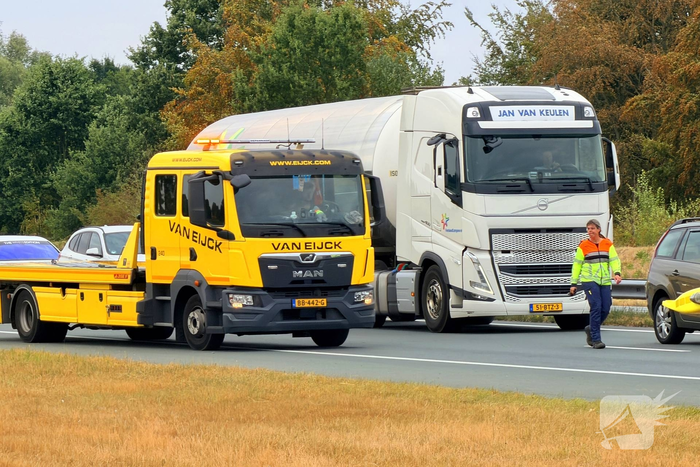 Auto eindigt in sloot na ongeval, twee traumateams ingezet