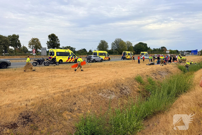 Auto eindigt in sloot na ongeval, twee traumateams ingezet