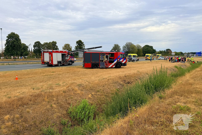 Auto eindigt in sloot na ongeval, twee traumateams ingezet