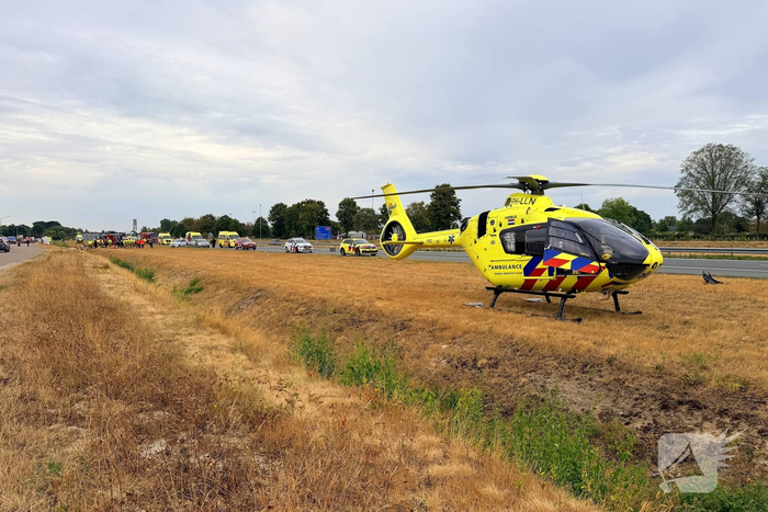 Auto eindigt in sloot na ongeval, twee traumateams ingezet