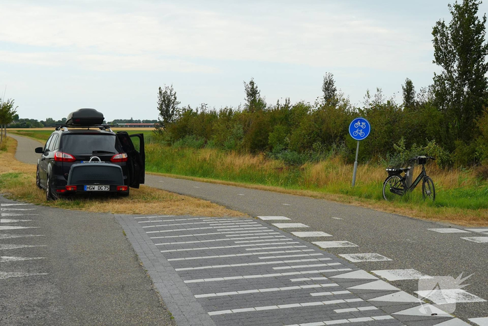 Overstekende fietser geraakt door auto
