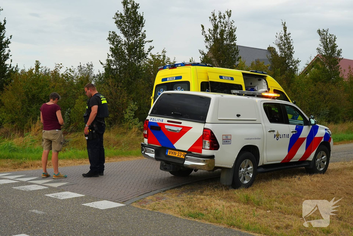 Overstekende fietser geraakt door auto