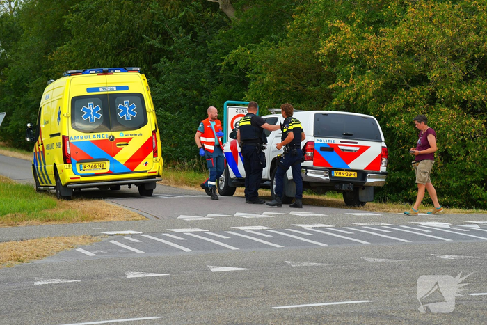 Overstekende fietser geraakt door auto