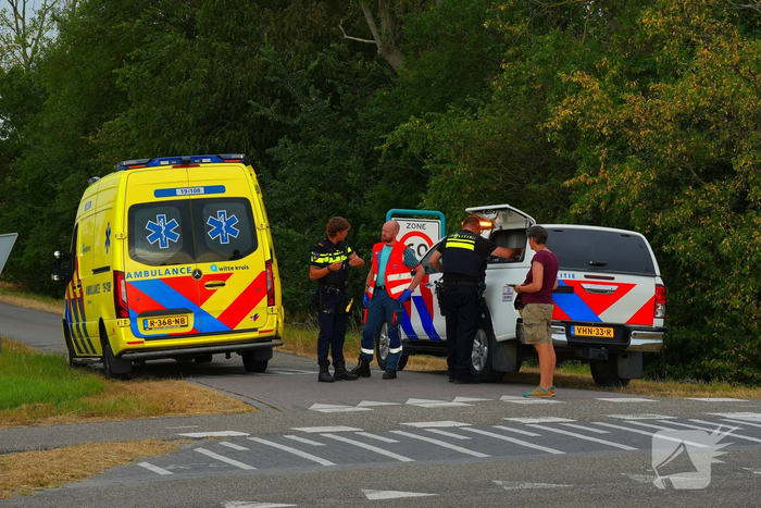 Overstekende fietser geraakt door auto
