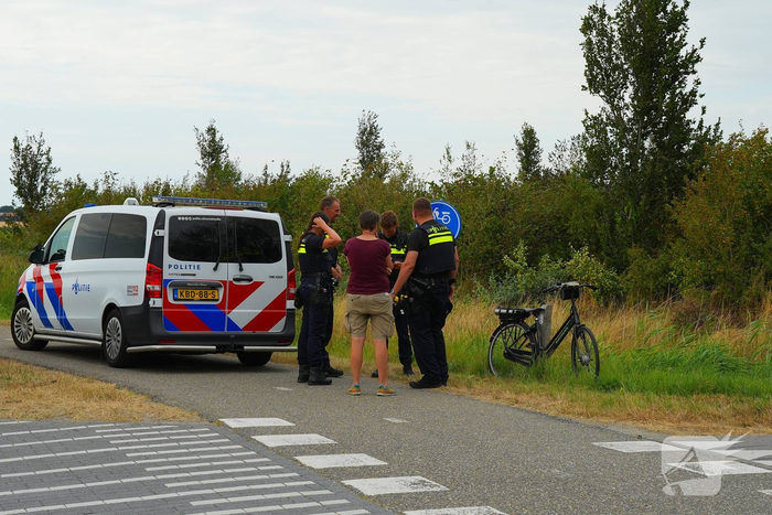 Overstekende fietser geraakt door auto