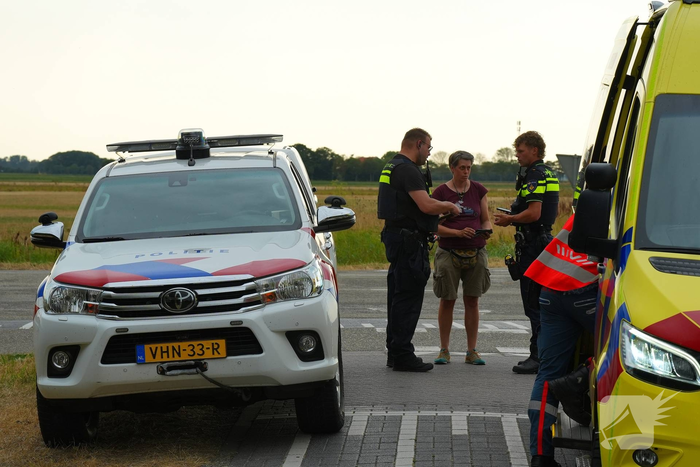 Overstekende fietser geraakt door auto