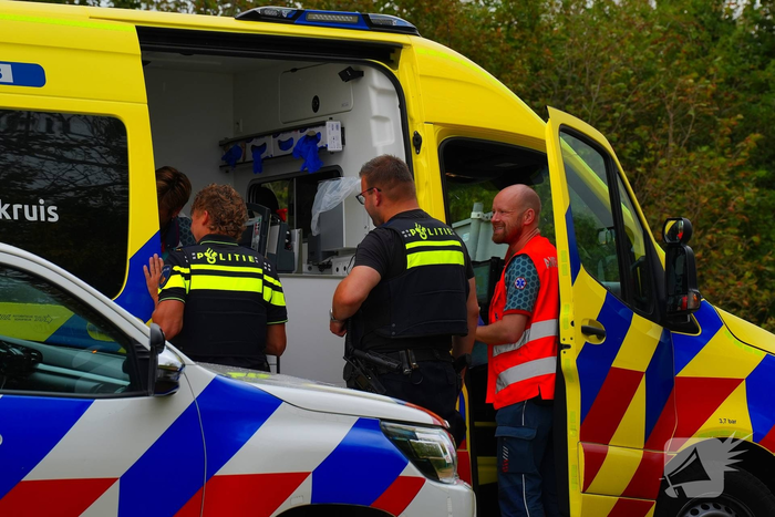 Overstekende fietser geraakt door auto