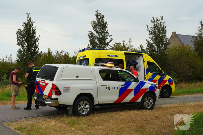 Overstekende fietser geraakt door auto