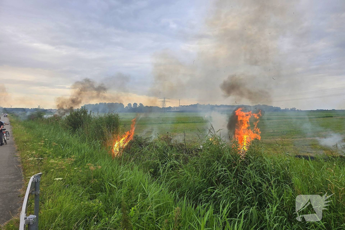 Brandweer dooft vlammen in bermen