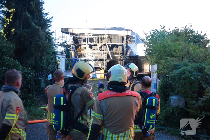Grote brand in woning in aanbouw na explosie