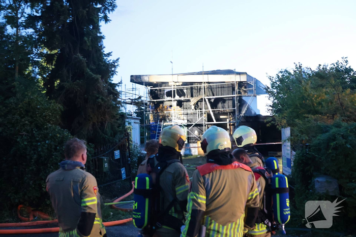 Grote brand in woning in aanbouw na explosie