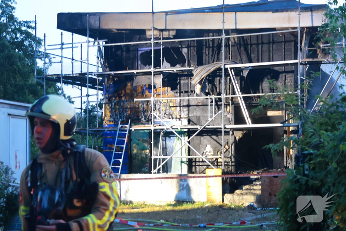 Grote brand in woning in aanbouw na explosie