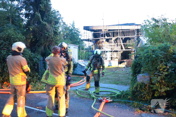 Grote brand in woning in aanbouw na explosie