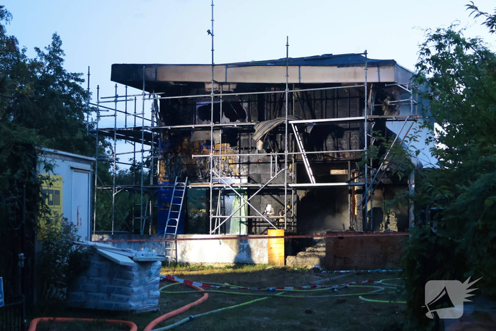 Grote brand in woning in aanbouw na explosie