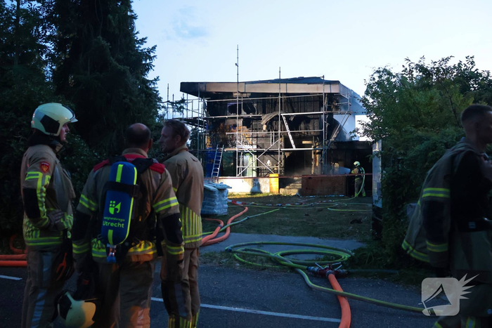 Grote brand in woning in aanbouw na explosie