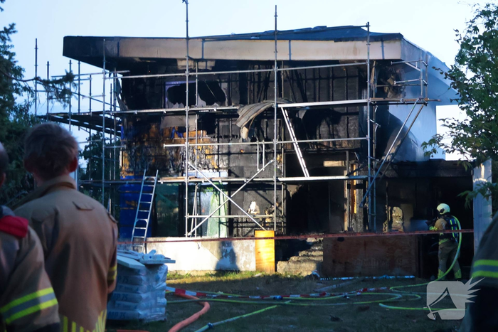 Grote brand in woning in aanbouw na explosie