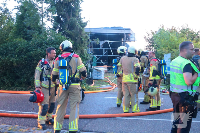 Grote brand in woning in aanbouw na explosie