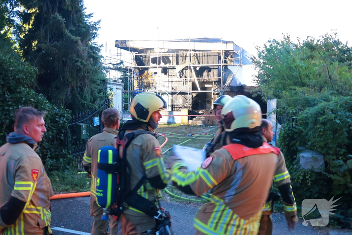 Grote brand in woning in aanbouw na explosie