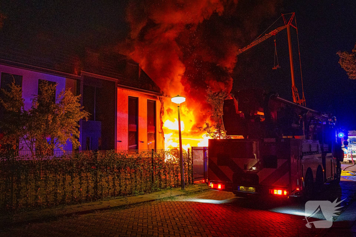 Grote band verwoest voertuigen en woning