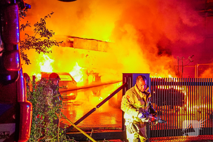 Grote band verwoest voertuigen en woning